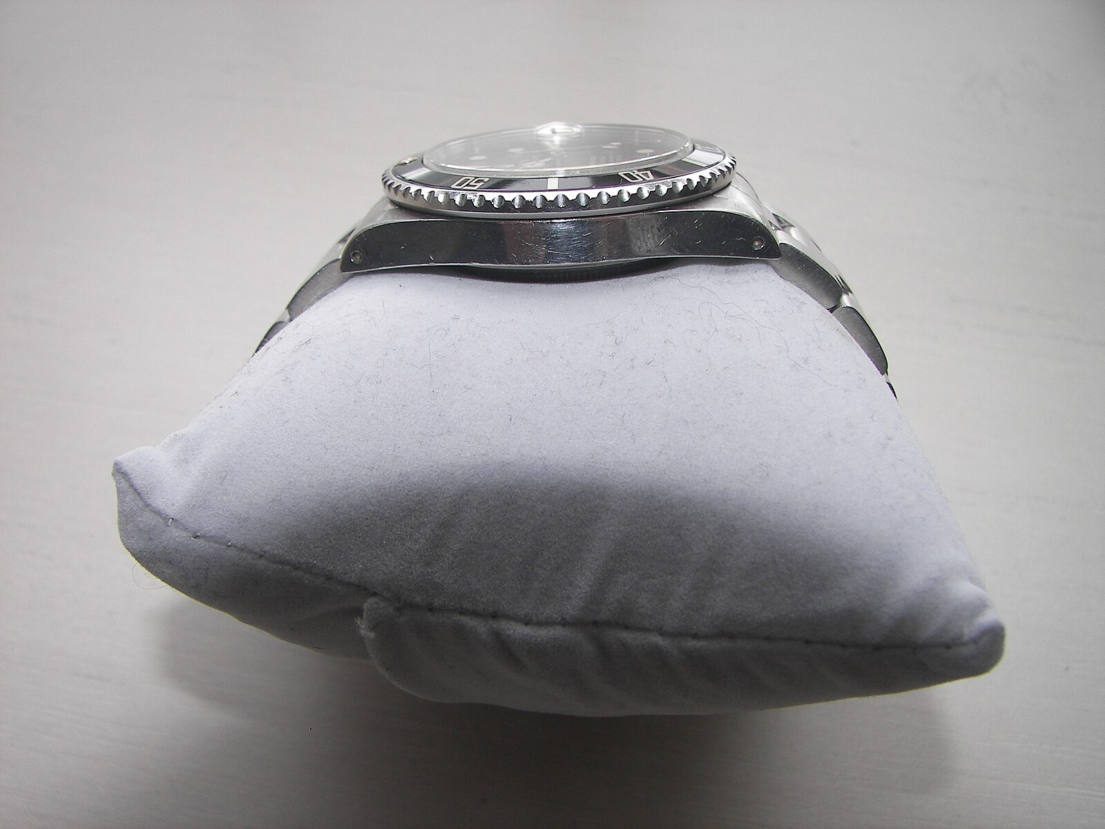 Side view of a stainless-steel Rolex Submariner case